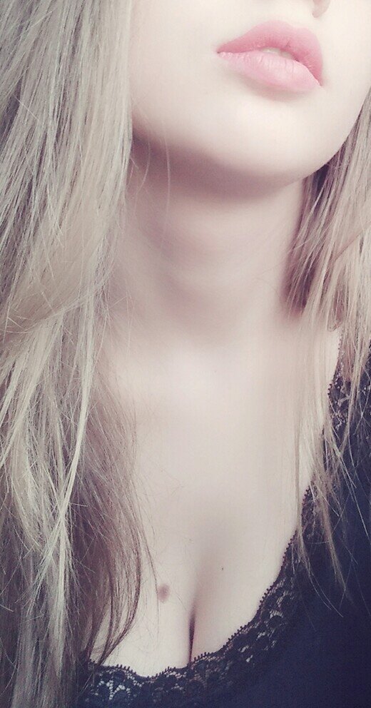 Вы когда-нибудь задумывались о разводе?  (Обращаюсь к замужним)  Мне кажется каждый когда-либо задумывался о разводе. Как он будет жить дальше?  Чем заниматься?  Как растить детей?  Но ведь многие семейные пары разводятся,  и живут. 
Я вот тоже иногда об этом задумываюсь.  А вдруг мы когда-нибудь разойдемся?  Как я буду одна с ребенком?  Смогу ли я сохранить дружеские отношения?  
У нас всё хорошо в семье, но бывает и ругаемся, муж очень вспыльчивый, но отходчивый. Во время ссоры у него пару раз вылетали слова про развод.  Но после мирились,  и я ему задавала вопрос: «Действительно ли ты хочешь развестись?» Он отвечал: «Нет!». Но всё таки, я не могу понять, какие эмоции должны быть, чтобы говорить это.  А чтобы пойти и подать на развод? Это наверно надо быть вообще уже без чувств к человеку,  либо сильная обида.  Многие подают на эмоциях,  и без веской причины, просто в порыве гнева.  Человек может об этом жалеть?  И что уже отступать нельзя по его мнению ,  и надо идти до конца…  Странные мысли конечно.  Но бывают проскакивают в голове. Хочу как в сказке,  до конца жизни.  Но это жизнь, может случится разное.
