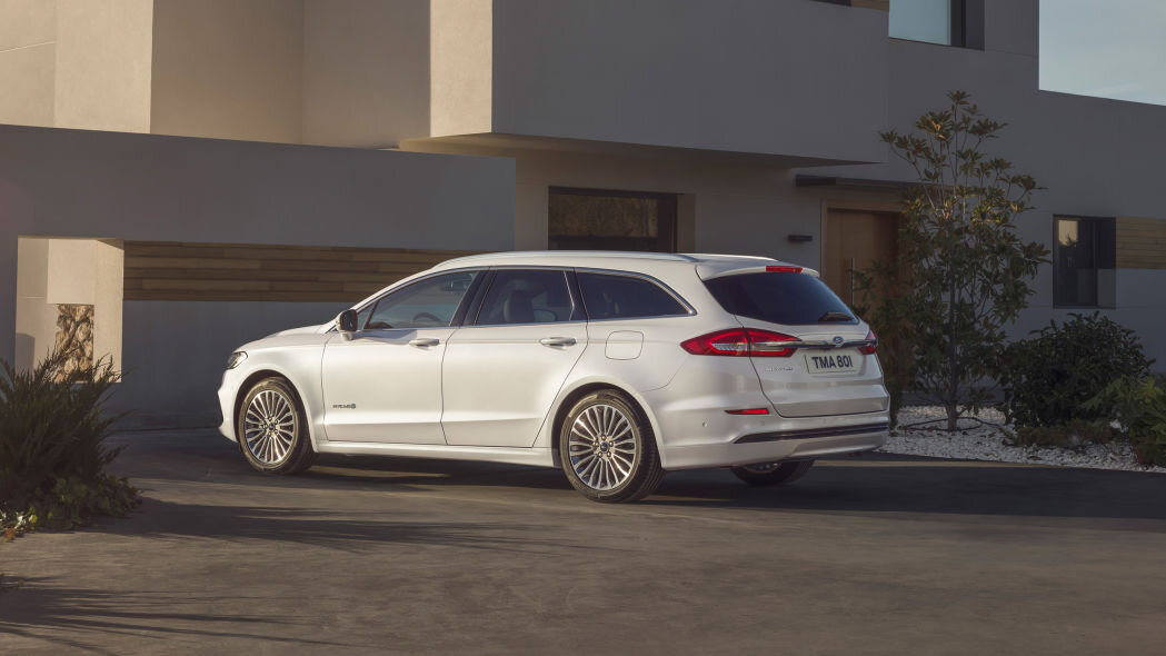 Теперь, Ford уже объявил об обновлении Fusion 2019 года в начале прошлого года для США, а через месяц объявил, что модель в конечном итоге будет снята с производства в Штатах., и это обновление евро включает в себя многое из этого обновления. Для начинающих, как передний, так и задний дизайн получают настройки. Ничего массивного не изменилось, но переделанная передняя и нижняя решетки придают Mondeo более свежее лицо. Новые C-образные задние фонари и большая хромированная аппликация на спине делают заднюю часть «новой».