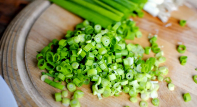 мелко порезать лук  фото:sushiluks.ru