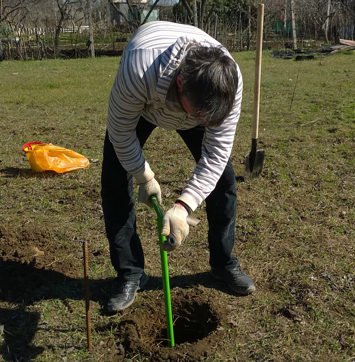 Муж в процессе бурения