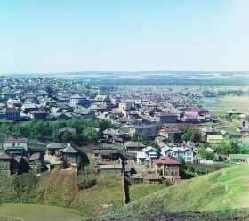  Нижегородская слобода — крупный промышленный район, где до революции находилось семь кожевенных заводов — П. Колмацкого, А. Карноухова, П. Кобякова, братьев Ягудиных и другие; 10 кирпичных заводов — П. Подашевского, М Лаптева, товарищества «Надежда», И. Шашина. Здесь же работали лесопильный завод М. и А. Медведевых, спичечная фабрика И. Дудорова. Михаил Нестеров описывал катающихся на лошадях в праздничные дни: «…супруги Кобяковы — староверы из пригородной Нижегородки; они там первые богачи. Там у них мыловаренный завод, дом огромный, в два этажа, а при нем «моленка» (моленка — домашняя церковь). 

О том, что Нижегородка долгое время сохраняла свою автономию, можно судить хотя бы по тому факту, что в статистическом отчете, опубликованном в книге Н. Гурвича «город Уфа к трехсотлетнему его юбилею» (издание 1887 года) отмечалось, что «Город заключает в себя 149 кварталов, а Нижегородка особо 18 кварталов, домов — 278, мечеть — 1». По третьей однодневной переписи Уфы, состоявшейся 19 апреля 1886 года (первая проводилась в 1864, вторая — в 1879 году), в этой приречной слободке проживало: «…по вероисповеданиям: православного — 832, раскольничьего — 434, римско-католического — 1, магометанского — 424, еврейского — 6 (человек)». 