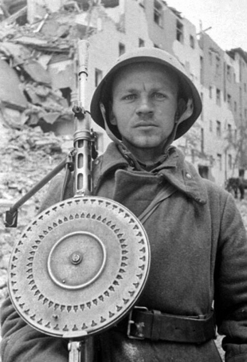 Советский солдат с лёгким пулемётом ДП-27. Взято из свободных источников.