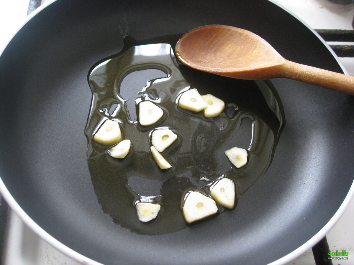 запеченные зубчики чеснока. жареные дольки чеснока. рецепт дольки чеснока жареные. пассерованный лук. жарка чеснока в масле.