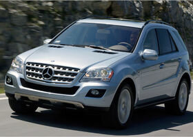 Поговорим о немецком автопроме, в частности о Мерседесе МЛ в 164 кузове, основываясь на личный опыт владения и ремонта. Под микроскопом МЛ164 2006 года, объёмом двигателя 5 литров М113, дорестайл, приобретенный в 2015 году с пробегом в 110000 км. Взят у знакомого с оригинальным пробегом и прозрачной историей. Мерин достался в родном железе, хозяин не менял ничего кроме масла и колодок, на момент покупки была проблема по АКПП. “Болезнь” АКПП 722.6 и 722.9 известная, под замену просилась плата, которая выдавала ошибку и коробка “падала в аварию”. Других крупных проблем не было.
650 т.р и мерседес поменял хозяина, плата АКПП была перепаяна и внедрена на место.
Ремонтом занимаюсь сам, запчасти с оптовых складов, так что цены могут отличаться от рыночных. Перепайка платы + масла в двигателе и коробке вылезли в 30000 рублей.
ML в этом кузове меня устраивает на все 100%, качественно собранный мерседес, на пневмоподвеске, с надёжным мотором М113, скорее всего последним настолько надёжным мотором мерседеса. Формы кузова отлично вписываются во все нынешние тенденции, назвать его устаревшим язык не повернулся. Минусы...Х.З. Есть “заводские болячки”, куда без этого, но их всего две, по факту: АКПП и электрика, но так как авто давно изведанно, пути решения этих болячек давно найдены и известны.
Текущие ремонты минусом не назовёшь, все имеет свой ресурс, и 150 т.км с нашими дорогами и отсутствием их, как таковых, это достаточно много, за ресурс деталей этому Мерину можно сказать спасибо.
Сейчас пробег 210 000 км и единственный раз, когда он “подвёл”, это внезапный отказ блока SAM, это как раз и есть вторая заводская болячка. Все остальное по плану.
На 150 т.к был большой ремонт подвески, начала травить воздух одна из пневм, поэтому было решено перетряхнуть всё. Комплект всех пневмоподушек 40000р, нижние шаровые передней подвески обе 4000р, диски и колодки в круг 20000р, Рулевые тяги и наконечники 7000р за весь комплект, Колодки ручника с тросами обошлись в 5000р, ремкомплекты для суппортов 2000 рублей по кругу. Подушки обоих подрамников 6000р. Попутно менялись мелочи: тормозные шланги, крепежи, направляшки и всевозможная мелочевка, чтоб потом из за этих мелочей не лезть под авто. Верхние рычаги передней подвески так и стоят с завода и не просятся на замену, хотели и могли раньше делать!!!
Было желание в этот же момент залезть в рулевую, но проблем с ней не было, масло не текло. Оставил. Но зря, зимой, с понижением температуры верхний сальник сдался, поменял, купив ремкомплекты рейки за 2700р. Нужно было делать во время глобалки, избавил бы себя от лишних телодвижений. Что ещё… ступичные подшипники...сначала два передних, чуть позже оба задних, они все одинаковые, оригинальные по 4500р за штуку. 
На 180 т.км стал поджирать масло, с прогрессом, сначала два литра на 10 т.км, потом литр на три тысячи, потом литр на две тысячи пробега. Решил менять колпачки. Хотя дешевле просто лить масло, но продавать мысли нет, а масложор потянет проблемы с катами( они ещё так же на своих местах). Поэтому к замене: привод ГРМ, помпа, все прокладки и сальники, притирка клапанов. Поршневая остаётся своя, выработка минимальная. На все запчасти по двигателю...грубо...50 т.р. И думается, что 100 тысяч он без проблем отходит точно, все зависит от качества нынешних запчастей, они нынче хуже тех, что были в 2000-годах.
Вот такие расходы за три года обладания и 100 т.км пробега. Кто то скажет: дорого. Но зная, сколько просят на ремонт нынешние бмв, Ауди и мерсы… отвечу, нет нормально. Это не Поло и не Солярис. По сути получается лям, практически полностью сделанный мерс на тысяч 50-100 т.км безпроблемного содержания дальше. Но кто то купит за лям крету от Хундая, я же лучше покатаю себя в комфорте Мерседеса.
Каждому своё.
