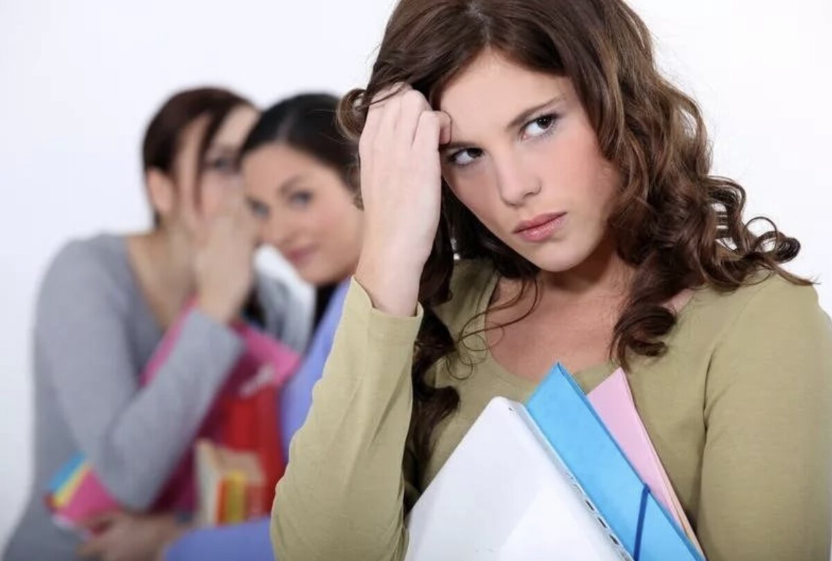 Насколько комплексы нам мешают жить, трудно себе даже представить.. Ведь сколько  идей так и останутся не реализованными, всего лишь из -за страха быть недооцененным, из-за страха ошибиться, быть не правильно понятым. В простом смысле понятие психологического комплекса имеет отрицательно окрашенный подтекст и используется для описания «слабого места» в психике человека.
Как часто мы оглядываемся на мнение окружающих, боимся осуждения, тем самым ставим жирный крест на своем развитии, на самореализации. Лишаем себя  потока новых, ярких, свежих ощущений . Простым языком - ставим себе блоки. Раз появилось «напряжение» и мы его заметили, отлично!При исполнении какого-то плана, закрались сомнения относительно своей задачи - еще лучше!
Необходимо научиться преодолевать  это«видимое препятствие», так как оно, нам служит тем маячком, который указывает на необходимое  побуждение - начать действовать! Надо прекратить себя терроризировать мыслями о провале, неудаче. Не оставлять задачи - невыполненными, иначе можно заработать такое неприятное переживание - как панические атаки! Это когда организм пребывает в вегетативной буре, и одновременно испытывает всю гамму негативных проявлений своего организма. 