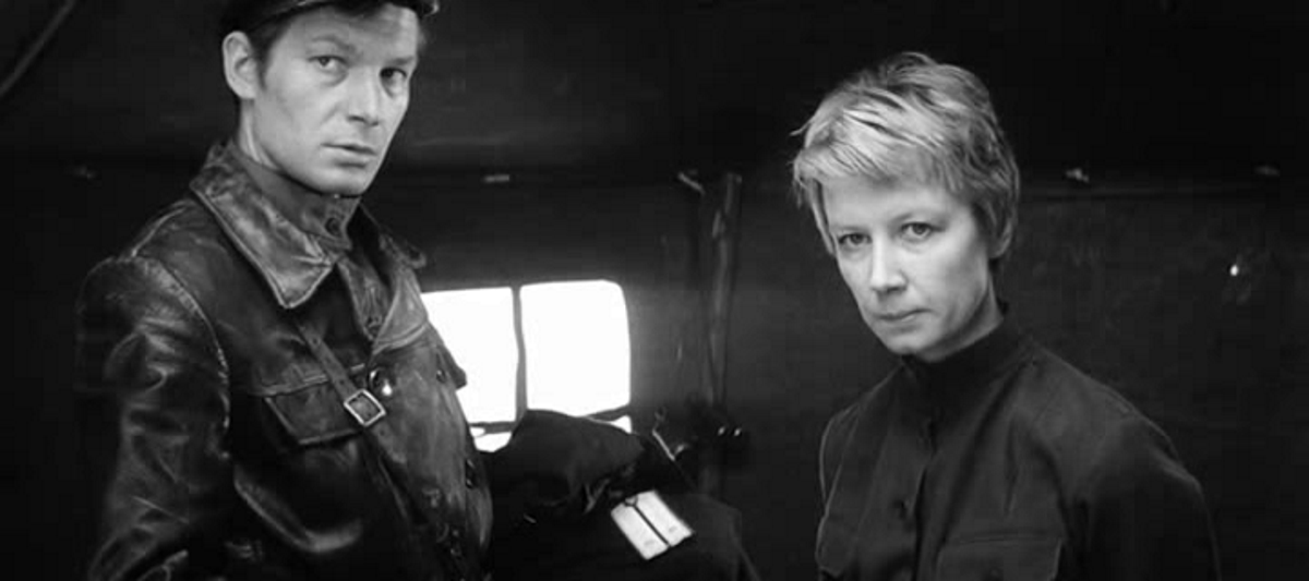 Алла Демидова в роли комиссара Красных очень убедительна. Легко поверить, что расстреливать врагов она будет без жалости.