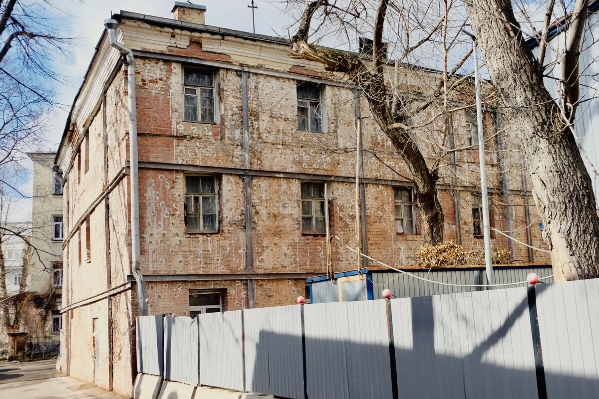 Городская усадьба Лопухиных-Кирьяковых в XIX веке перешла во владение купцов Буниных. 