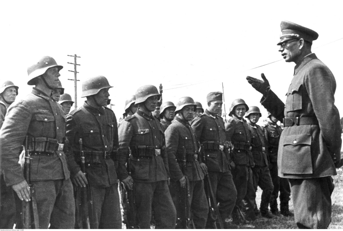 А. Власов с русскими солдатами РОА, (стоит отметить, что никаких отличительных знаков он не носил, только значок РОА на кокарде)