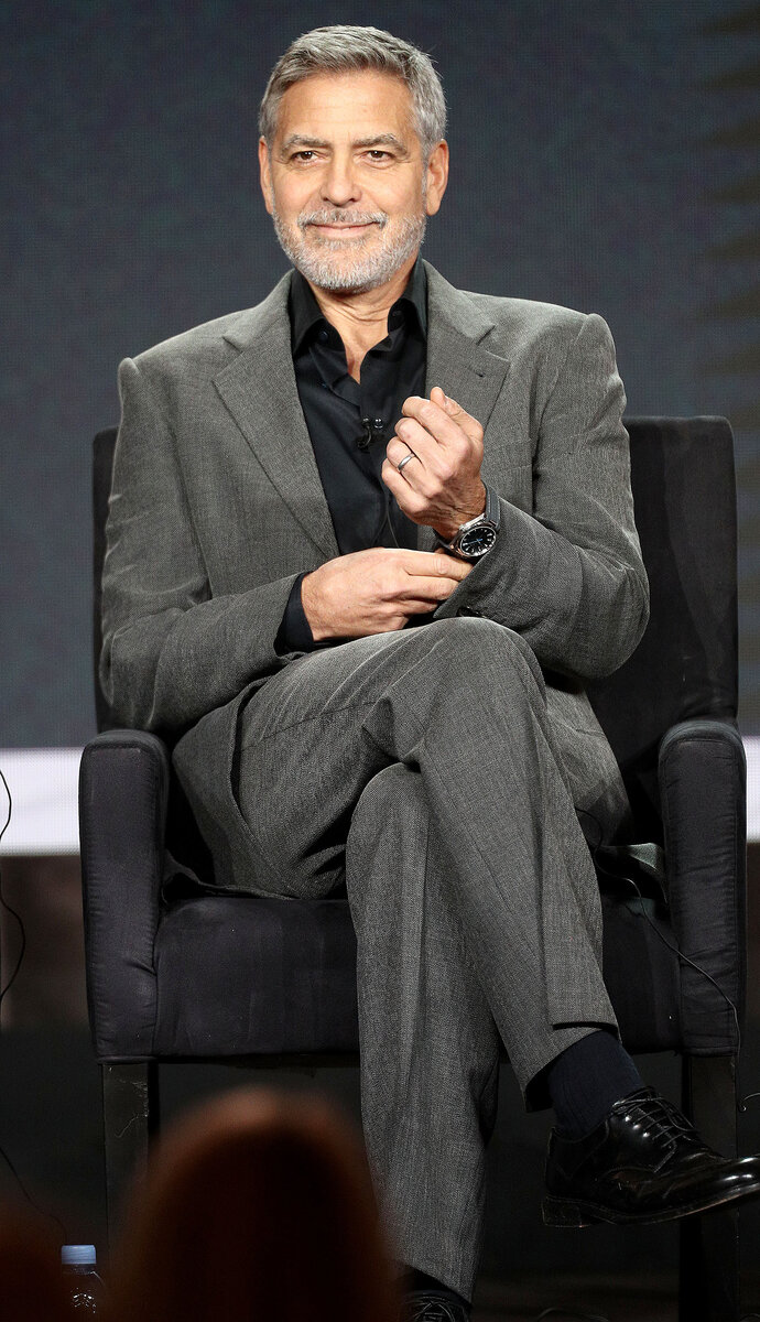 Джордж Клуни неизменно оставляет расстегнутыми пару пуговиц на рубашке, но не больше