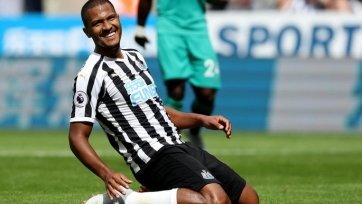 29-летний нападающий «Ньюкасла», контракт которого принадлежит «Вест Бромвичу», в завершившемся сезоне АПЛ забил 11 мячей и сделал семь результативных передач.
