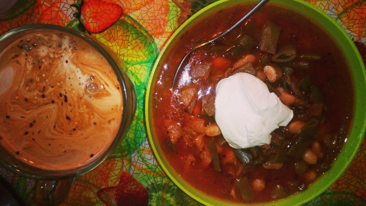 Тушеные ребрышки с фасолью, сметана, кофе с молоком.