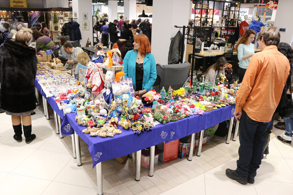 Не смогла найти фото с наших городских ярмарок и взяла картинку, которая находится в свободном доступе в интернете. Кстати, очень похоже на наши выставки.