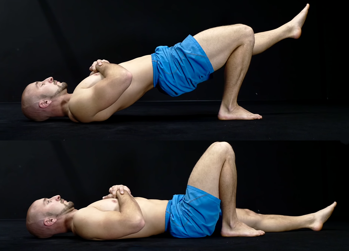 Тренировки. Спорт на природе. Упражнения на пресс с отягощением. Работа с собственным телом. Отжимания от пола.