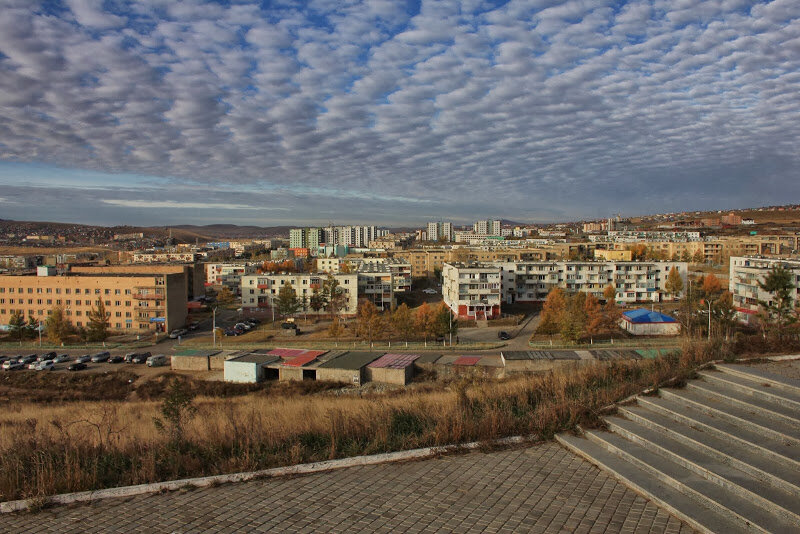  Второй по величине город самой "пустой" страны мира. Эрдэнэт был основан в 1972 году вокруг градообразующего предприятия - горно-обогатительного комбината. Сейчас он очень напоминает городки на БАМе или прочие комсомольские стройки.


