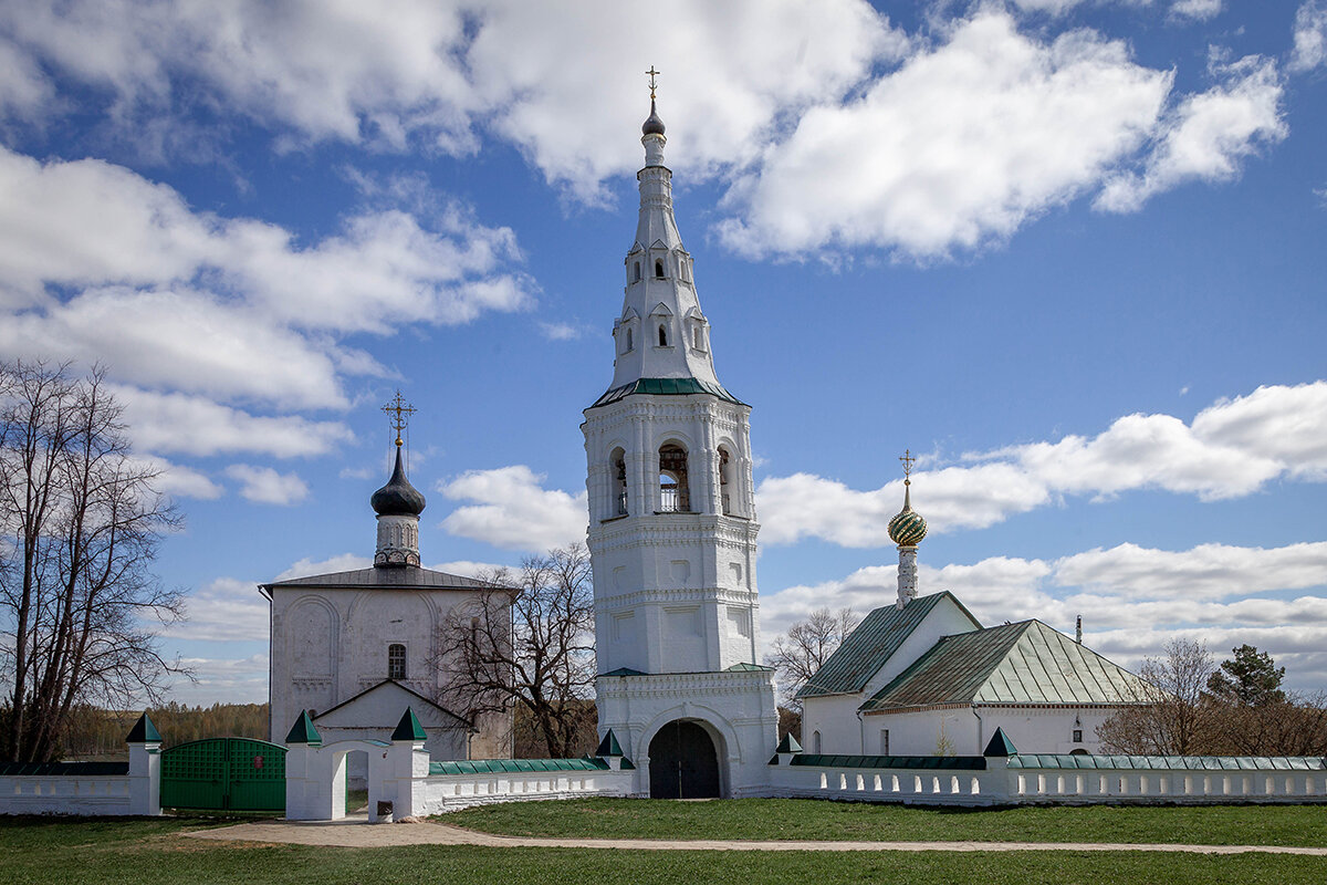 Падающая колокольня в Кидекше