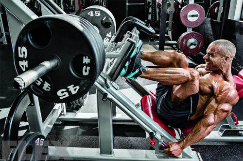 В  бодибилдинге есть такое понятие, как прогресс – это постепенное и  периодическое увеличение рабочего веса. Прогресс нужен для того, чтобы  стимулировать рост мышц и силовых показателей. Казалось бы, разобраться,  когда необходим этот прогресс – легче легкого, но на деле все не так  просто, особенно для начинающего спортсмена. Давайте разбираться.  Обратите внимание, все современные тренировочные программы строятся на  подходах и повторениях. Если вы хотите развиваться, то вам необходимо  увеличивать их количество на КАЖДОЙ тренировке. Первое время будет  сложно, но поверьте, ваши усилия быстро принесут плоды. Главное –  упорство и желание быть лучше. Если вы не выкладываетесь на тренировке  по максимуму, то и результата придется ждать очень долго. Как только вы  начинаете лениться – это сигнал для организма, что хватит работать над  мышцами. Очень часто люди говорят, что бояться перекачаться. На самом  деле это значит только одно, что человек не готов работать в спортзале,  но хочет видеть результат. В спорте нужно всегда перебарывать себя,  только тогда будут появляться результаты. Даже, казалось бы, скромное  желание сбросить пару килограмм, на деле обернется каторжным трудом в  зале до седьмого пота.