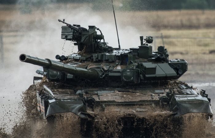  

Американское издание National Interest опубликовало материал, в основу которого лег опрос западных военных экспертов и командующих войск, касательно вооружения России. Журналистов интересовало, с какими видами техники РФ войска НАТО не горят желанием сталкиваться на поле боя. По мнению американцев, Россия всегда делала ставку на численность войск, артиллерию, ПВО и баллистические ракеты, и только недавно начала «экспериментировать» с размещением меньших тактических формирований.
