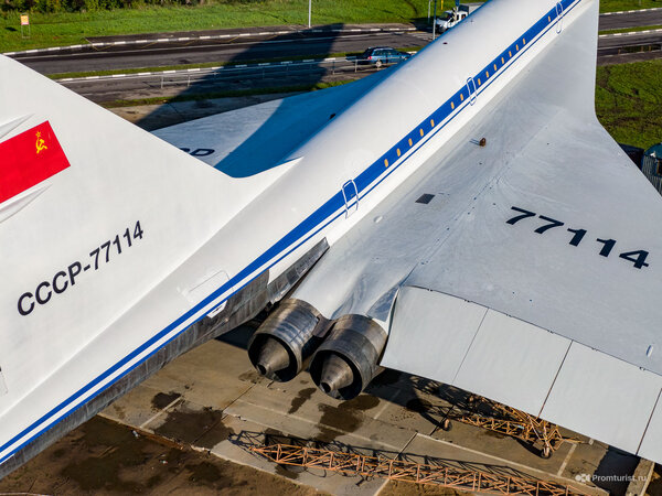 Ту-144 в Жуковском. Крылья на месте. Шасси на стойках ???