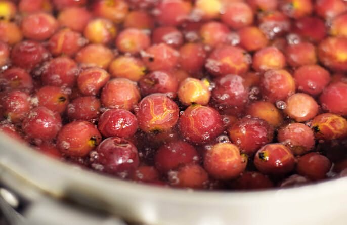 Ранетки сначала нужно перебрать и проследить, чтобы не пропустить червивых или с темными пятнышками. Затем вымыть, вынуть и сразу же высушить на полотенчике.