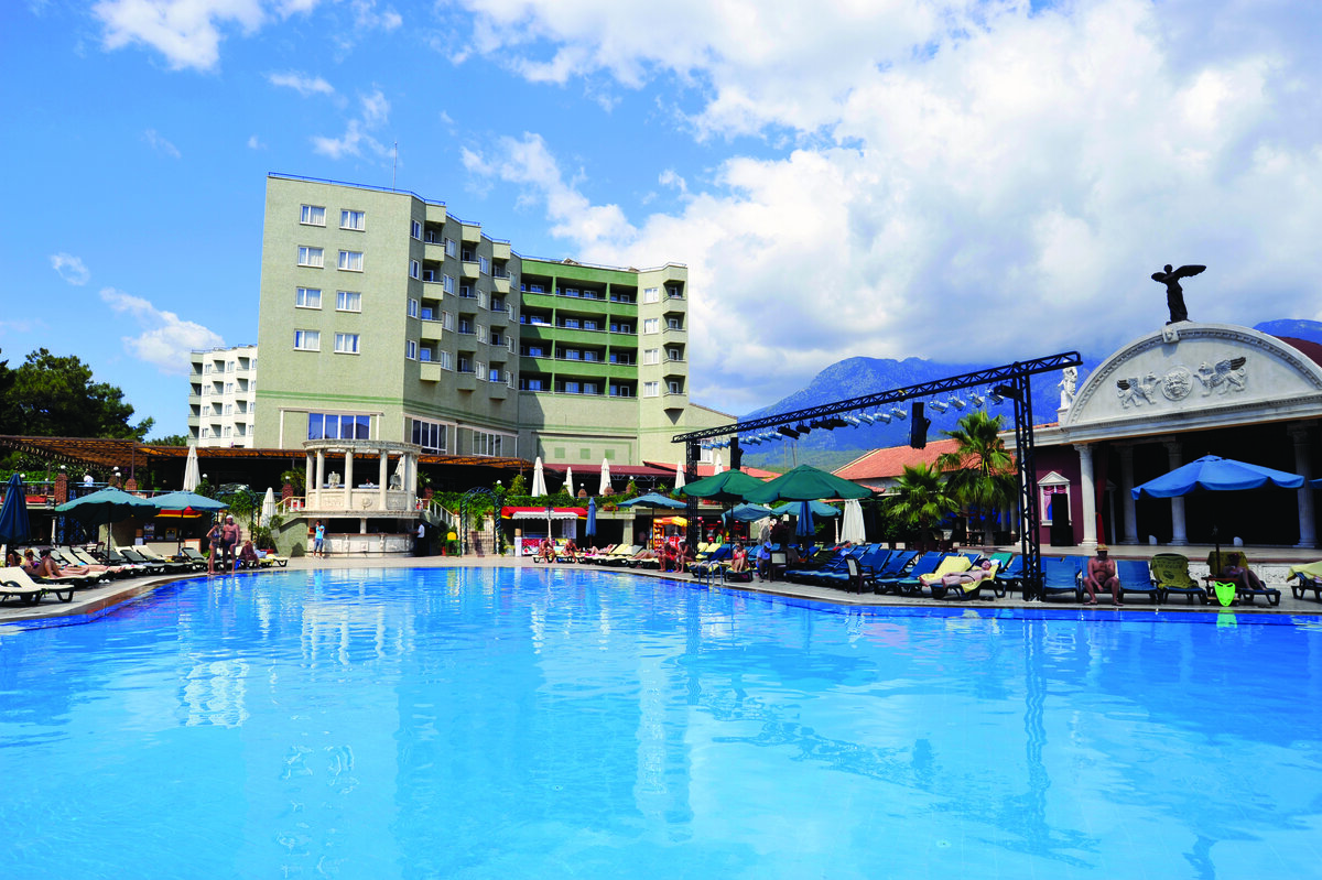 Главное здание и бассейн, справа амфитеатр - фото предоставлено отельером