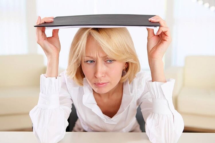 5. Как мы живем с блоками? Блок сохраняется в теле до тех пор, пока не произойдет либо разрешение ситуации посредством реагирования или после терапии, либо проблема перестанет быть актуальной.
Поначалу блок - это совершенно инородная структура, таковой она и ощущается, человек испытывает дискомфорт, спазм или боль, четко различает границы блока и способен вообразить его. Позже блок из инородного становится «родным», человек перестает его ощущать. Это означает, что произошло вытеснение события или привыкание к нему.

6. Как мы реагируем на блоки?
Блоки напрямую связаны с характером действия и характером реагирования, т. е. блоки появляются там, где произошла блокировка импульса, а не занимают первое освободившееся место. Так, если вы хотели высказаться, но не высказались, у вас появится специфическое напряжение шеи, гортани, нижней челюсти, скул, окологубного участка и губ. Если вы хотели заплакать и не заплакали, у вас напрягутся лоб, скулы, напряжение распространится на носогубные складки, глаза, и сожмет грудную клетку. Если вы хотели отказаться от дела, но не отказались, движимые чувством – тоскливо заноют плечи и напомнит о себе живот.

7. Как влияют блоки на качество нашей жизни?
За блоком часто стоит страх или какая-то черта характера, которую человек знает за собой, расценивает как негативную, но ничего с ней делать не собирается, не считая это возможным или просто привыкает к ней.

Когда человек в упор не видит или не хочет видеть проблемы, игнорирует терапию, он буквально свыкается с обстоятельствами, которые медленно отравляют его жизнь. Так мы привыкаем к невыносимым ситуациям, терпим унижение в отношениях и боль, закрываем глаза на обиды и т. д. В результате получения первого негативного опыта сдерживания или переживания появляется напряжение, на которое будет накладываться новый слой напряжения все последующие разы, когда человек будет испытывать то же самое. Таким образом, блок больше всего похож на многослойный пирог, где каждый следующий слой связан с проблемой, аналогичной предыдущей.
