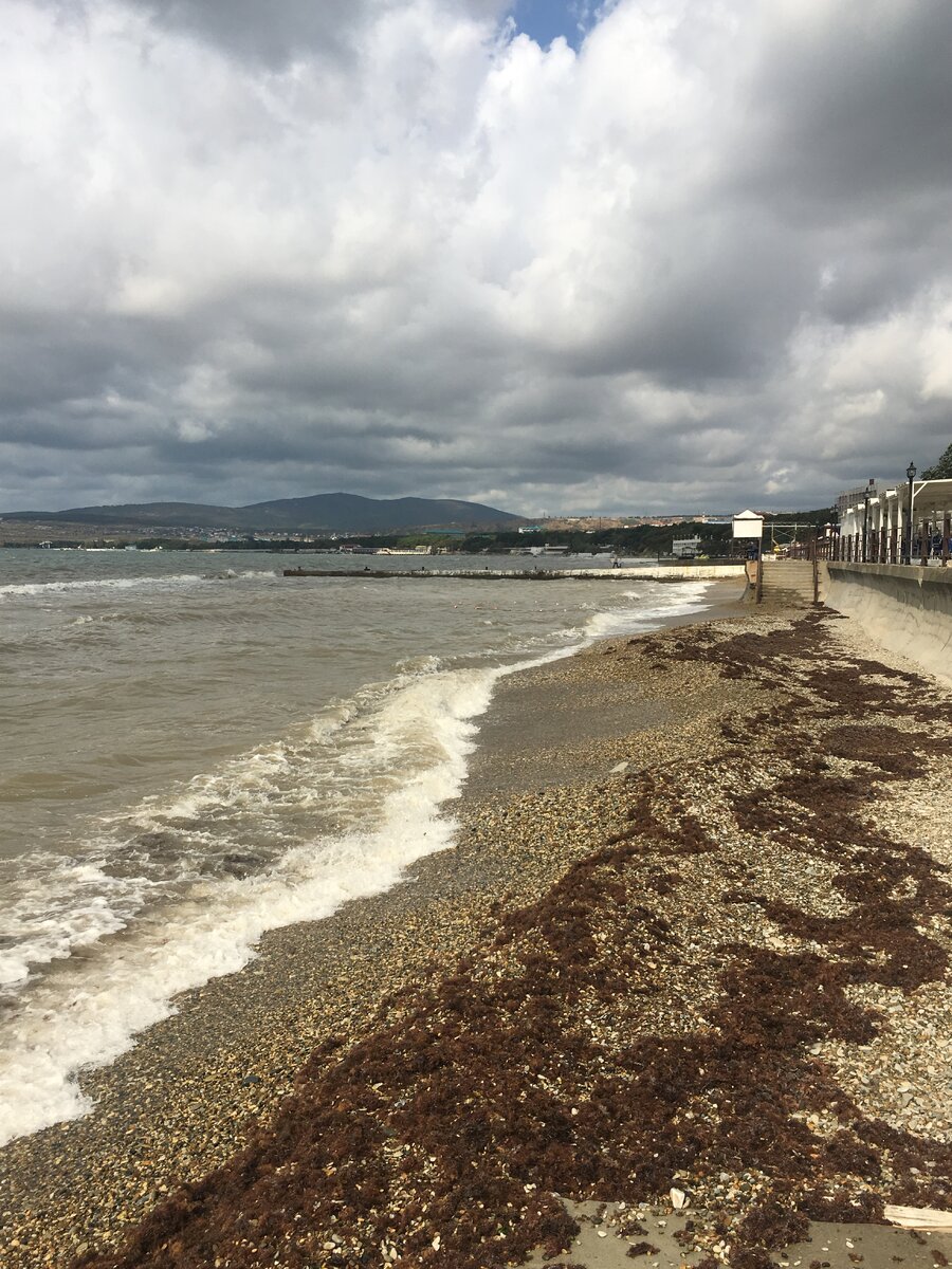 Фото Геленджика после вчерашнего мощного шторма. Что творится на пляжах