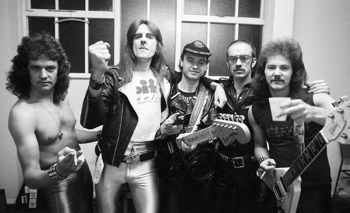 Группа Saxon.   Pete Gill, Bif Byford, Paul Quinn, Steve Dawson, Graham Oliver. Источник: http://thepublicityconnection.com/wp-content/gallery/saxon/Saxon_1979_GBA286-copy-2.jpg