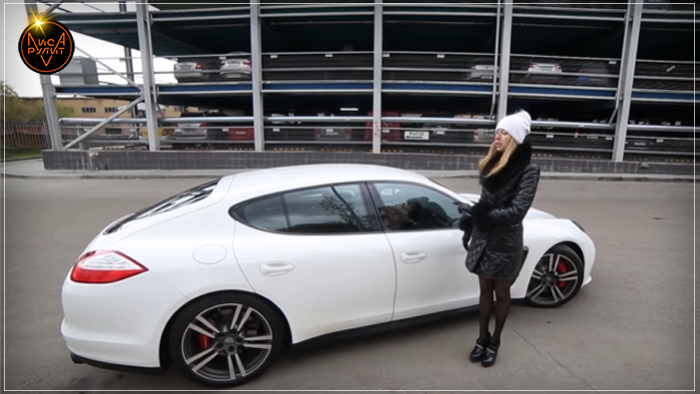 Лиса Рулит. Возле Porsche Panamera