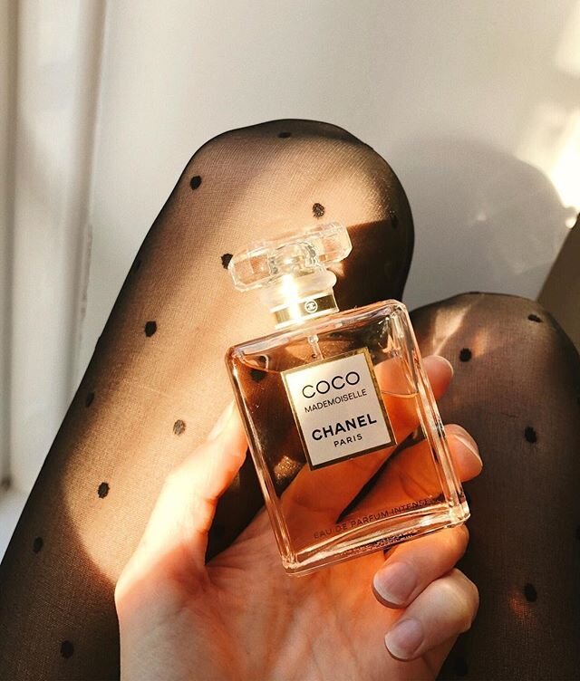Парфюм Chanel Coco Mademoiselle один из самых популярных и продаваемых ароматов. Секрет народной любви на мой взгляд, это сочетание в меру сладкого цитруса и пачули.