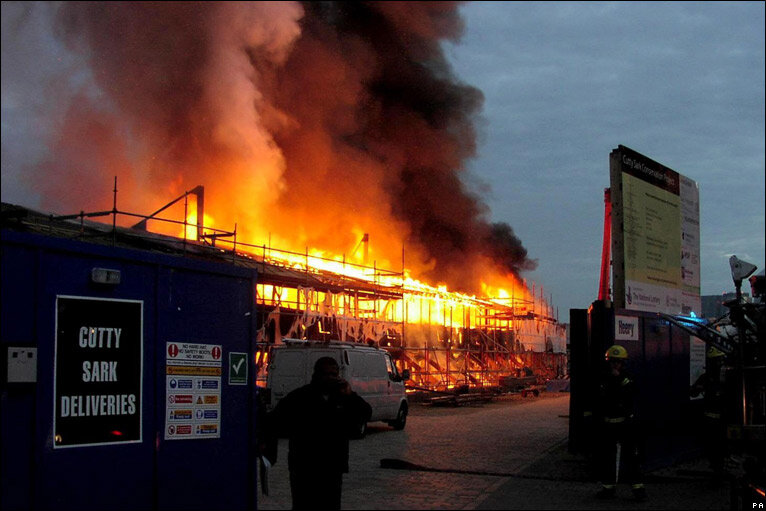 Вид на горящую "Катти Сарк"  со стороны входа на реставрационную площадку