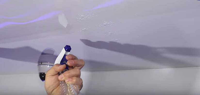 Такой вариант подходит как для глянцевых, так и для матовых потолков.