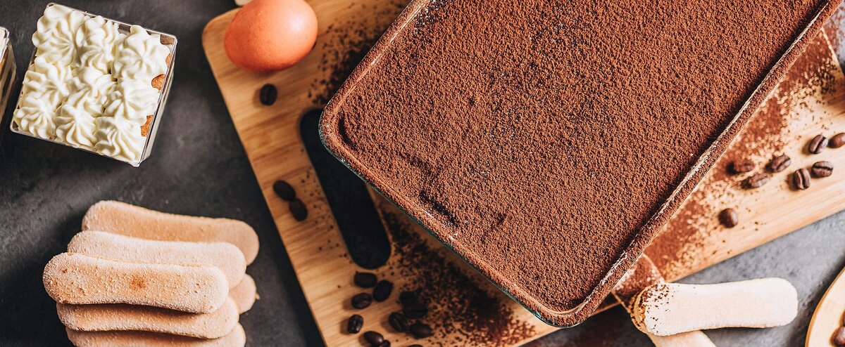 Тирамису́ — итальянский многослойный десерт, в состав которого входят: сыр маскарпоне, кофе, куриные яйца, сахар и печенье савоярди