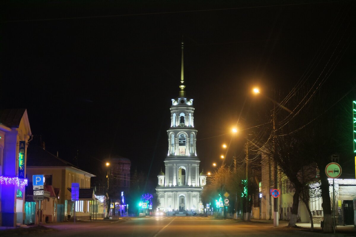 Через 3 часа москва. Шуя столица русского Рождества. Город Шуя площадь революции ночная. Шуйский Арбат 2021. Шуя Рождество 2021.