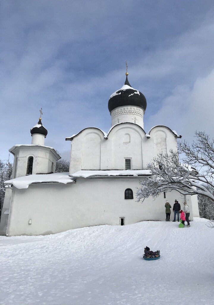 Сздесь все как было на Руси. Только вместо санок, дети катаются на плюшках