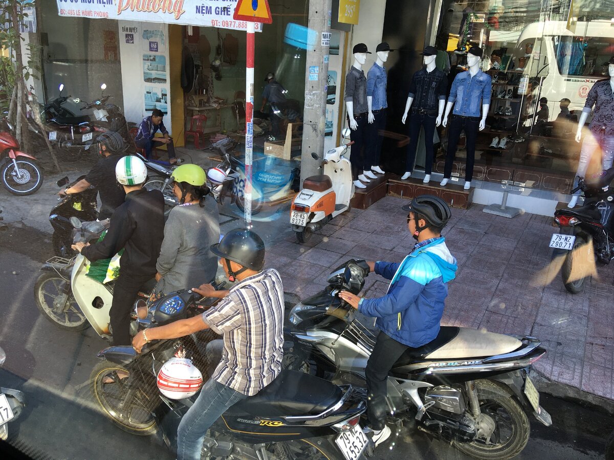 Первое острое визуальное впечатление из окна автобуса. Фото автора.