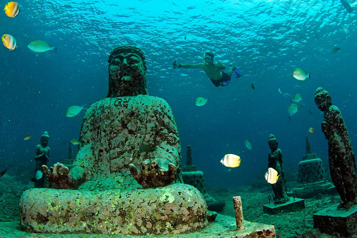 Нечем привлечь туристов? Постройте подводный храм (Индонезия)