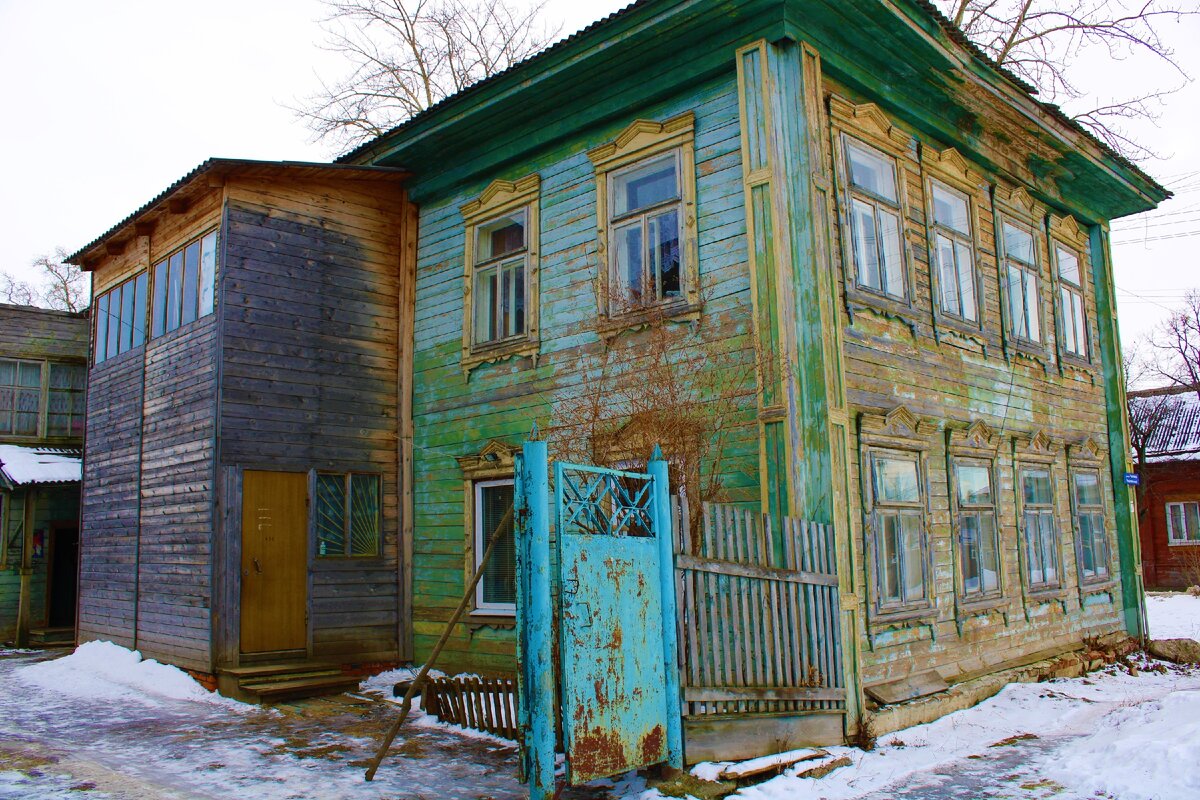 На улице города стоят два купеческих дома, владельцем которых был богатый  лесопромышленник Губин, в один из них мы смогли зайти | Под зонтиком | Дзен