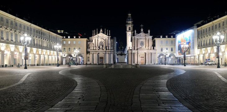Одна из некогда оживленных площадей в Италии - ни одной живой души