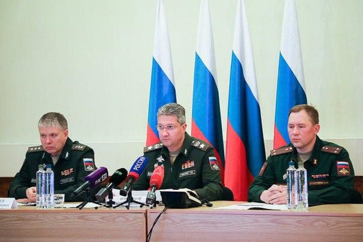  На фото от пресс-службы Минобороны РФ. В центре главвоенстроитель армии Тимур Иванов.