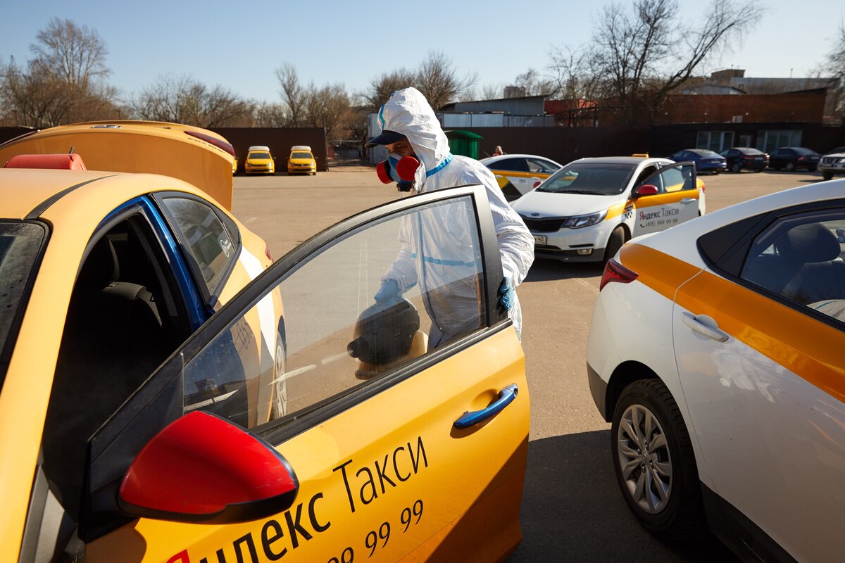 Так проходит дезинфекция автомобилей такси в Москве