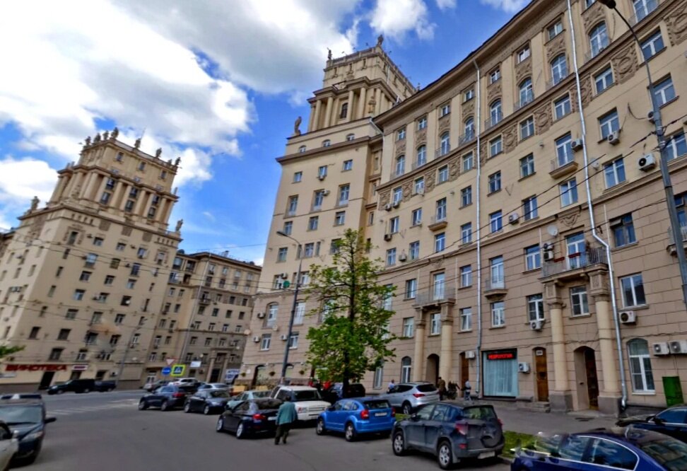 Жильцы сталинок высоко ценят просторные комнаты, высокие потолки, широкие подоконники, хорошую звукоизоляцию. Фото: yandex.ru