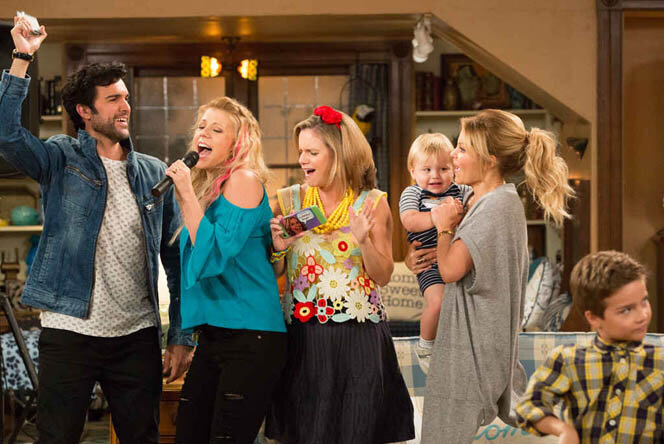 Малой на переднем плане забавный