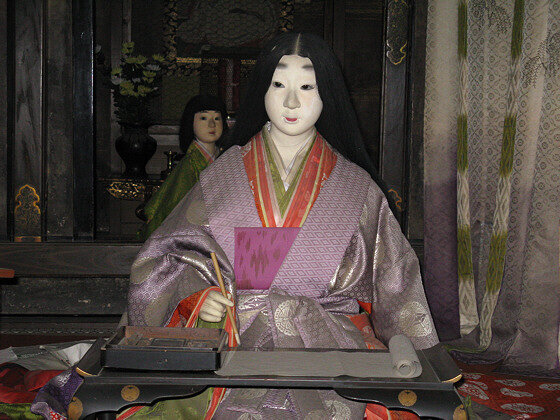 Статуэтка Мурасаки Сикибу в Комнате Гэндзи в храме Исияма-дэра, взято с сайта: http://www.taleofgenji.org/ishiyamadera.html