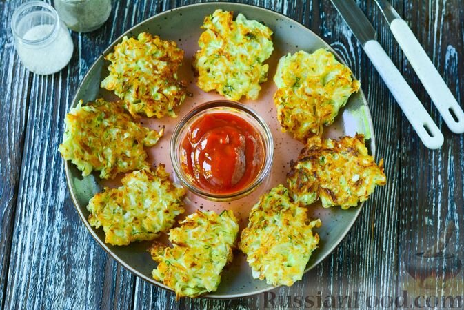 капуста белокочанная молодая, сыр плавленый, лук репчатый, яйца, мука, сметана, зелень укропа, соль, перец чёрный молотый, масло растительное