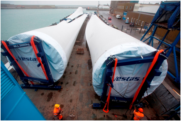 Транспортировка мачты ветрогенератора Vestas V – 164. Установленная мощность – 7 МВт, высота мачты – 220 метров.