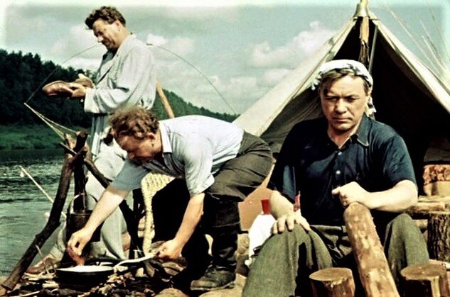 Они реально плыли на плоту по Оке (кадр из фильма "Верные друзья")