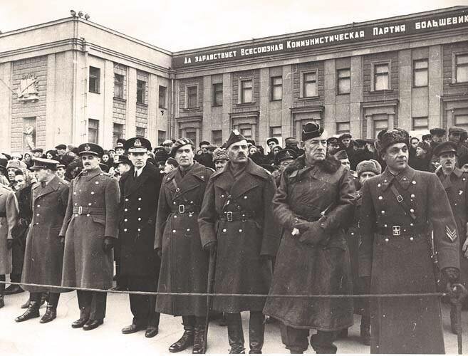 Иностранные военные атташе на параде Пл. Куйбышева  7 ноября 1941 г.