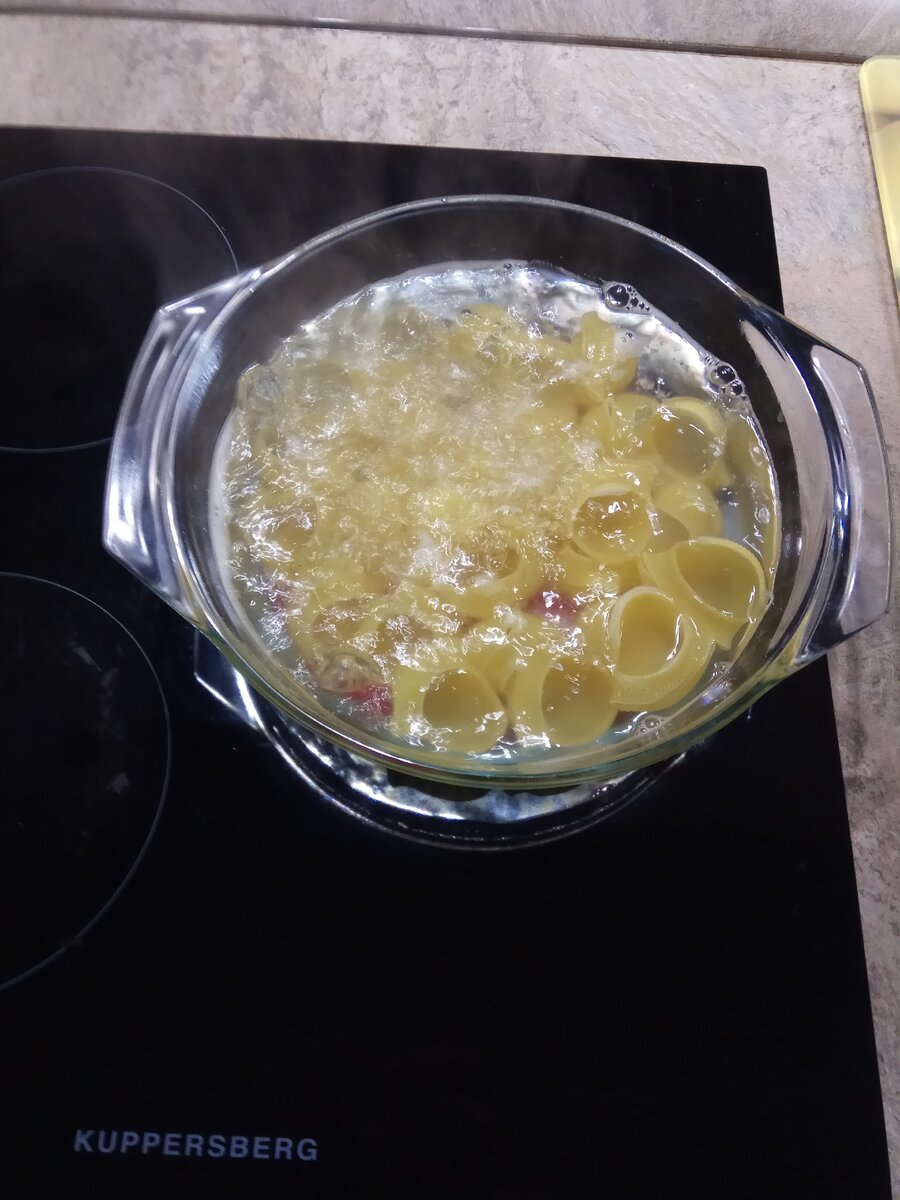 Отвариваем макароны–рожки согласно инструкции на упаковке.