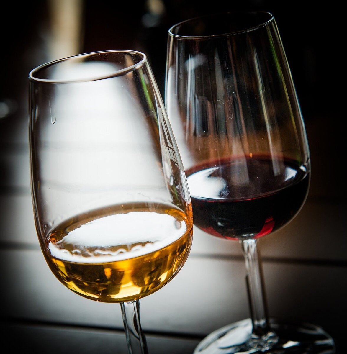 Два бокала вина бабек. Porto Vinho. Бокал для Порто (портвейна) (Porto Glass). Бокал с вином. Два бокала красного вина.