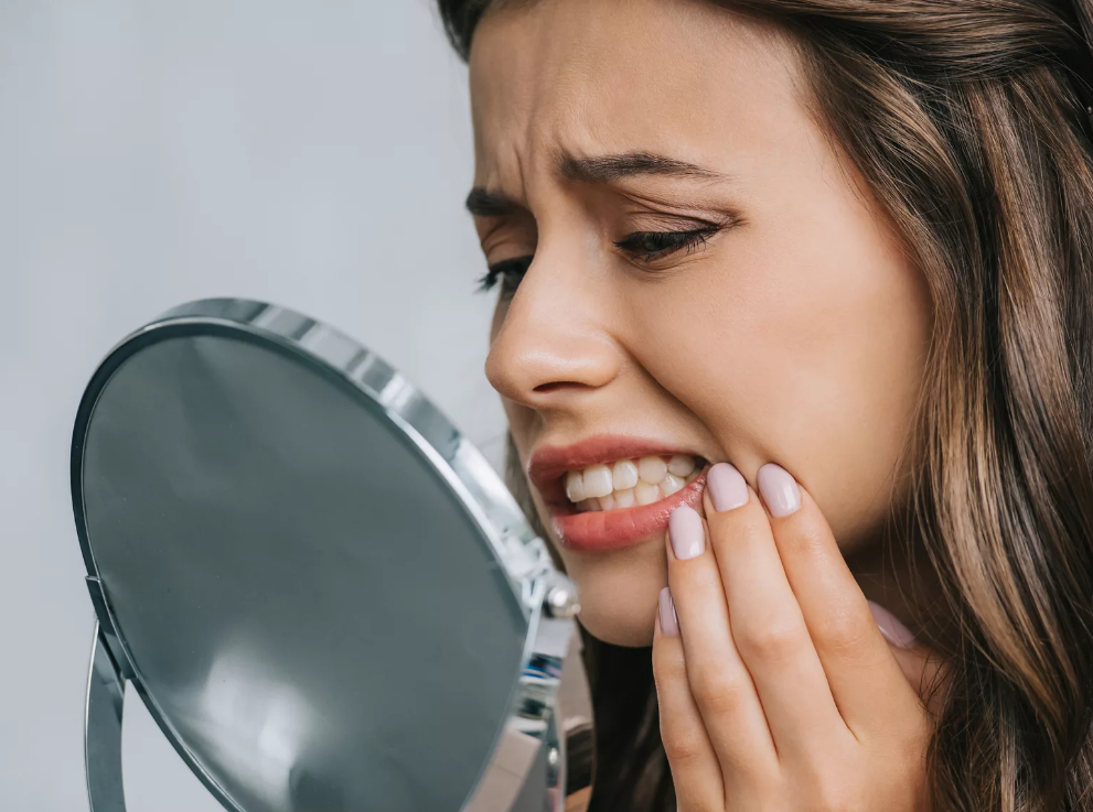 Почему темнеет пломба? Что делать, если запломбированный зуб начал ...